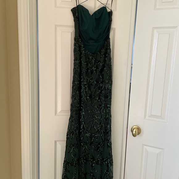 Absolutely stunning emerald gown with sequins - Picture 6 of 7